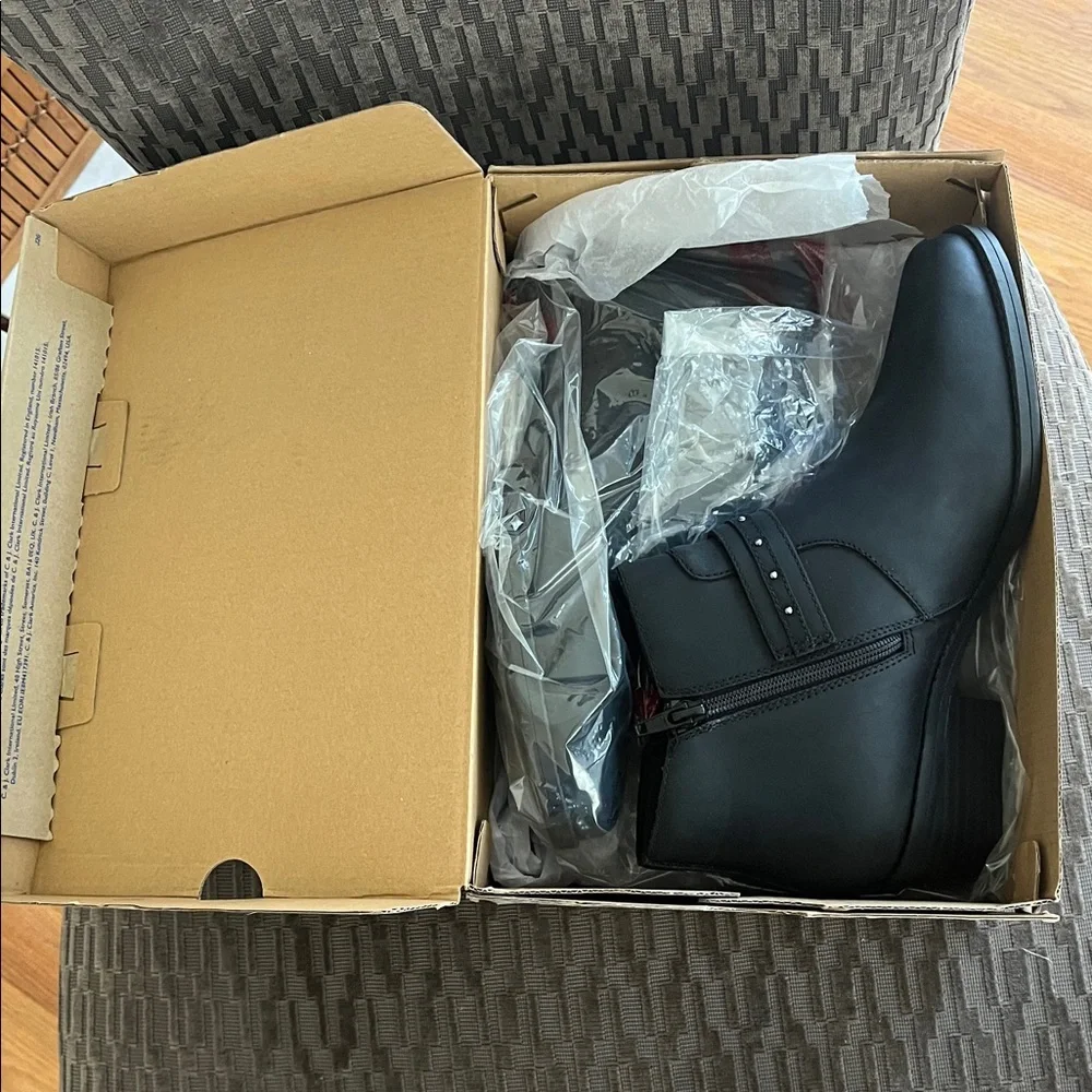 New Clarks Women's Danyelle Wish Zip Heeled Ankle Bootie Black NWT box